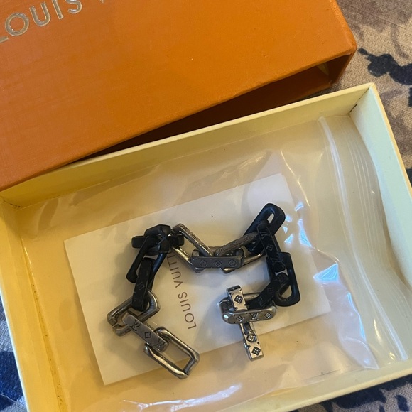 Authentic & preowned LV chain link bracelet 8.2 inches in length. Beautiful! - Picture 8 of 10